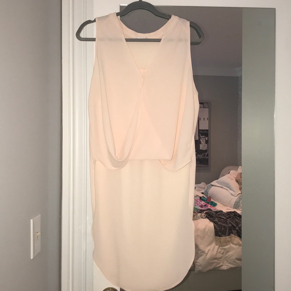 NEVER WORN HIGH LOW BLOUSE. MEDIUM.